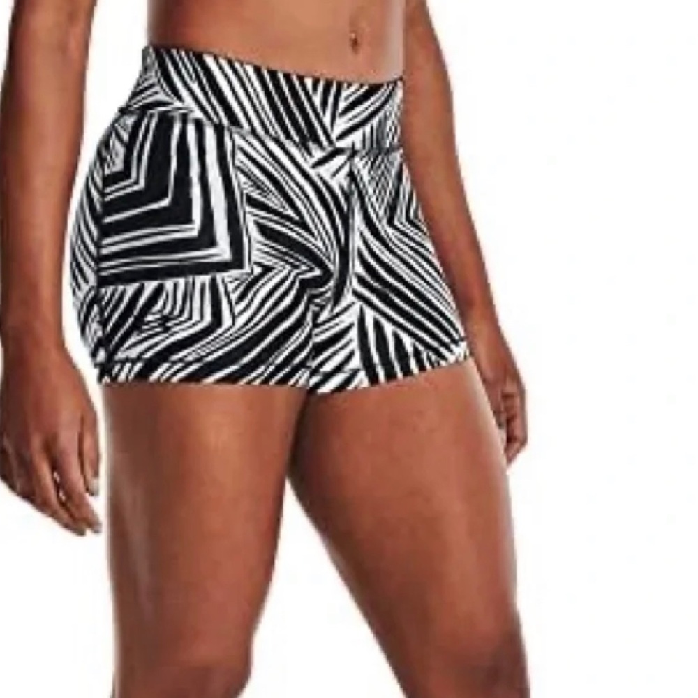 Under Armour Women's HeatGear Midrise Print Shorty Shorts Bikers Medium NWOT